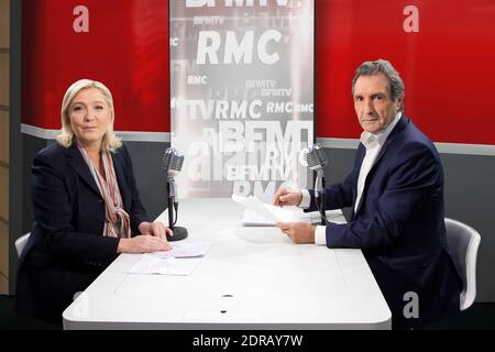 Exklusiv - der Präsident der französischen rechtsextremen Front National Party Marine Le Pen wird am 10. Dezember 2015 von Jean-Jacques Bourdin im RMC Radio in Paris interviewt. Foto von Audrey Poree/ ABACAPRESS.COM Stockfoto