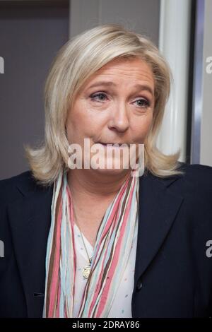 Exklusiv - der Präsident der französischen rechtsextremen Front National Party Marine Le Pen wird am 10. Dezember 2015 von Jean-Jacques Bourdin im RMC Radio in Paris interviewt. Foto von Audrey Poree/ ABACAPRESS.COM Stockfoto