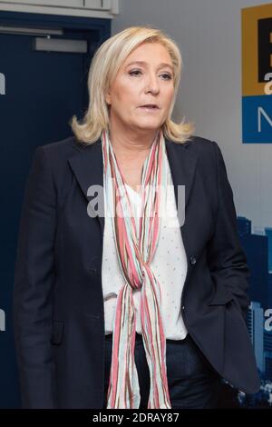 Exklusiv - der Präsident der französischen rechtsextremen Front National Party Marine Le Pen wird am 10. Dezember 2015 von Jean-Jacques Bourdin im RMC Radio in Paris interviewt. Foto von Audrey Poree/ ABACAPRESS.COM Stockfoto