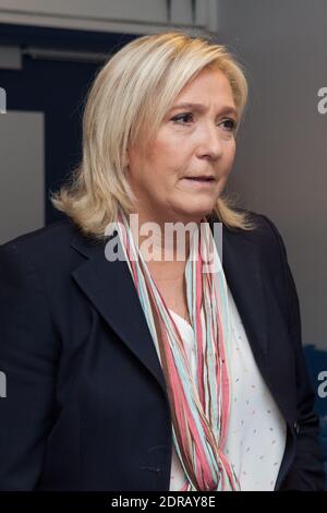 Exklusiv - der Präsident der französischen rechtsextremen Front National Party Marine Le Pen wird am 10. Dezember 2015 von Jean-Jacques Bourdin im RMC Radio in Paris interviewt. Foto von Audrey Poree/ ABACAPRESS.COM Stockfoto