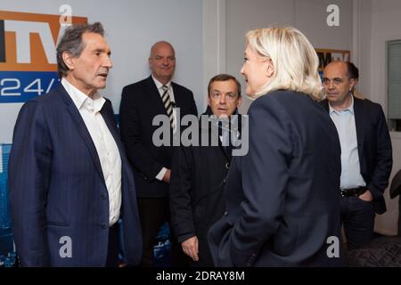 Exklusiv - der Präsident der französischen rechtsextremen Front National Party Marine Le Pen wird am 10. Dezember 2015 von Jean-Jacques Bourdin im RMC Radio in Paris interviewt. Foto von Audrey Poree/ ABACAPRESS.COM Stockfoto