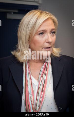 Exklusiv - der Präsident der französischen rechtsextremen Front National Party Marine Le Pen wird am 10. Dezember 2015 von Jean-Jacques Bourdin im RMC Radio in Paris interviewt. Foto von Audrey Poree/ ABACAPRESS.COM Stockfoto