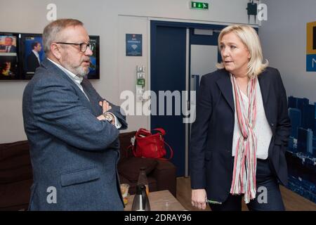 Exklusiv - der Präsident der französischen rechtsextremen Front National Party Marine Le Pen wird am 10. Dezember 2015 von Jean-Jacques Bourdin im RMC Radio in Paris interviewt. Foto von Audrey Poree/ ABACAPRESS.COM Stockfoto