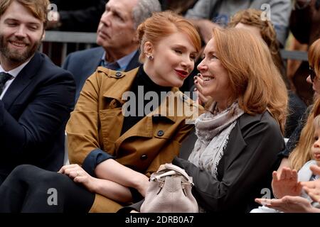 Seth Gabel, Bryce Dallas Howard und Cheryl Howard nehmen an der Zeremonie Teil, die Ron Howard am 10. Dezember 2015 mit seinem 2. Stern auf dem Hollywood Walk of Fame in Los Angeles, Kalifornien, ehrt. Foto von Lionel Hahn/AbacaUsa.com Stockfoto