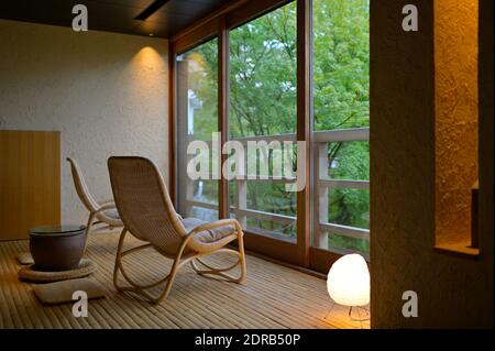 Die Wakamurasaki Suite mit japanischem Blick auf den Garten im Beniya Mukayu Inn in Yamashiro Onsen (Resort), Kaga JP Stockfoto