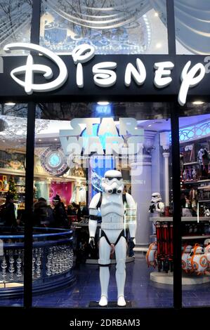 Star Wars-Merchandise wird am 16. Dezember 2015 im Disney Store auf den Champs Elysees in Paris, Frankreich, vor der Premiere des neuesten Films Star Wars: The Force Awakens der Reihe gezeigt. Foto von Alain Apaydin/ABACAPRESS.COM Stockfoto