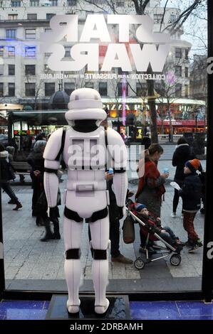 Star Wars-Merchandise wird am 16. Dezember 2015 im Disney Store auf den Champs Elysees in Paris, Frankreich, vor der Premiere des neuesten Films Star Wars: The Force Awakens der Reihe gezeigt. Foto von Alain Apaydin/ABACAPRESS.COM Stockfoto