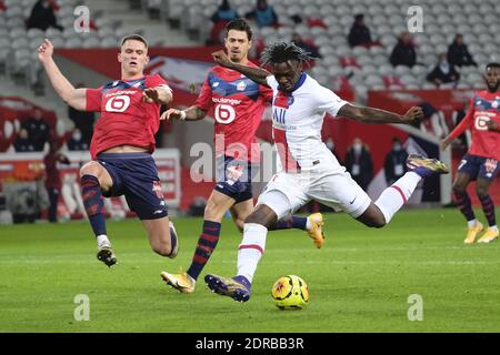 Villeneuve D'Ascq, Frankreich. Dezember 2020. Paris SG Forward MOISE KEAN in Aktion während der französischen Meisterschaft Fußball, Ligue 1 Uber isst, zwischen Lille und Paris Saint Germain im Pierre Mauroy Stadion - Villeneuve d'Ascq.zweite Welle in Frankreich von COVID-19 : Die französische Regierung hat beschlossen, die gesamte Eindämmung und eine Ausgangssperre um 20 Uhr sowie alle Sportereignisse ohne Zuschauer zu spielen, bis auf weiteres Quelle: Pierre Stevenin/ZUMA Wire/Alamy Live News Stockfoto