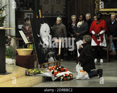 Teilnehmer einer Messe und eines Konzerts zum Gedenken an die 100-jährige Geburt der französischen Sängerin Edith Piaf in der Kirche Saint Jean-Baptiste de Belleville in Paris, Frankreich, am 19. Dezember 2015. Edith Piaf geboren am 1915. Dezember. Foto von Alain Apaydin/ABACAPRESS.COM Stockfoto