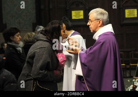 Teilnehmer einer Messe und eines Konzerts zum Gedenken an die 100-jährige Geburt der französischen Sängerin Edith Piaf in der Kirche Saint Jean-Baptiste de Belleville in Paris, Frankreich, am 19. Dezember 2015. Edith Piaf geboren am 1915. Dezember. Foto von Alain Apaydin/ABACAPRESS.COM Stockfoto