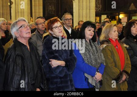 Teilnehmer einer Messe und eines Konzerts zum Gedenken an die 100-jährige Geburt der französischen Sängerin Edith Piaf in der Kirche Saint Jean-Baptiste de Belleville in Paris, Frankreich, am 19. Dezember 2015. Edith Piaf geboren am 1915. Dezember. Foto von Alain Apaydin/ABACAPRESS.COM Stockfoto