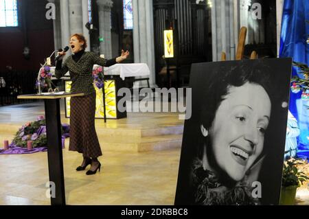 Teilnehmer einer Messe und eines Konzerts zum Gedenken an die 100-jährige Geburt der französischen Sängerin Edith Piaf in der Kirche Saint Jean-Baptiste de Belleville in Paris, Frankreich, am 19. Dezember 2015. Edith Piaf geboren am 1915. Dezember. Foto von Alain Apaydin/ABACAPRESS.COM Stockfoto