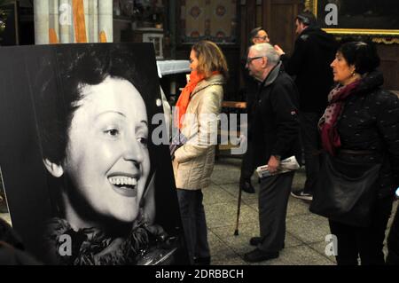 Teilnehmer einer Messe und eines Konzerts zum Gedenken an die 100-jährige Geburt der französischen Sängerin Edith Piaf in der Kirche Saint Jean-Baptiste de Belleville in Paris, Frankreich, am 19. Dezember 2015. Edith Piaf geboren am 1915. Dezember. Foto von Alain Apaydin/ABACAPRESS.COM Stockfoto