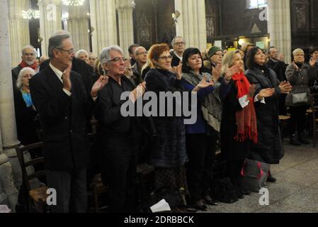 Teilnehmer einer Messe und eines Konzerts zum Gedenken an die 100-jährige Geburt der französischen Sängerin Edith Piaf in der Kirche Saint Jean-Baptiste de Belleville in Paris, Frankreich, am 19. Dezember 2015. Edith Piaf geboren am 1915. Dezember. Foto von Alain Apaydin/ABACAPRESS.COM Stockfoto