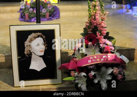 Teilnehmer einer Messe und eines Konzerts zum Gedenken an die 100-jährige Geburt der französischen Sängerin Edith Piaf in der Kirche Saint Jean-Baptiste de Belleville in Paris, Frankreich, am 19. Dezember 2015. Edith Piaf geboren am 1915. Dezember. Foto von Alain Apaydin/ABACAPRESS.COM Stockfoto