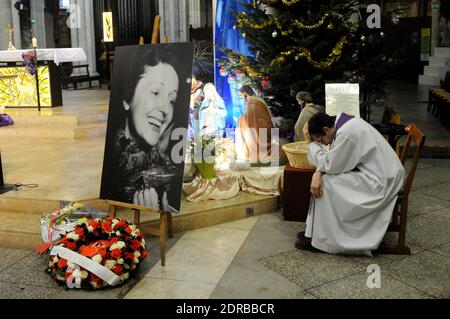 Teilnehmer einer Messe und eines Konzerts zum Gedenken an die 100-jährige Geburt der französischen Sängerin Edith Piaf in der Kirche Saint Jean-Baptiste de Belleville in Paris, Frankreich, am 19. Dezember 2015. Edith Piaf geboren am 1915. Dezember. Foto von Alain Apaydin/ABACAPRESS.COM Stockfoto