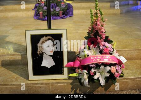 Teilnehmer einer Messe und eines Konzerts zum Gedenken an die 100-jährige Geburt der französischen Sängerin Edith Piaf in der Kirche Saint Jean-Baptiste de Belleville in Paris, Frankreich, am 19. Dezember 2015. Edith Piaf geboren am 1915. Dezember. Foto von Alain Apaydin/ABACAPRESS.COM Stockfoto