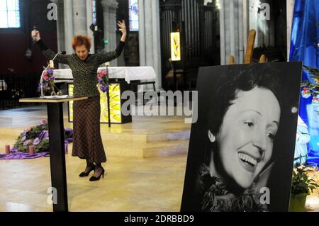 Teilnehmer einer Messe und eines Konzerts zum Gedenken an die 100-jährige Geburt der französischen Sängerin Edith Piaf in der Kirche Saint Jean-Baptiste de Belleville in Paris, Frankreich, am 19. Dezember 2015. Edith Piaf geboren am 1915. Dezember. Foto von Alain Apaydin/ABACAPRESS.COM Stockfoto