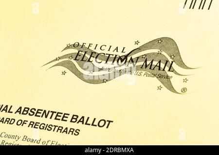 Vidalia, Georgia, USA - 16. Dezember 2020 - EINE Makroaufnahme des offiziellen US-Wahlbriefaufdrucks auf der Vorderseite eines gelben Umschlags. Stockfoto