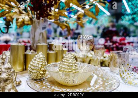 Weihnachts Tischdeko in Goldfarbe gesetzt Stockfoto