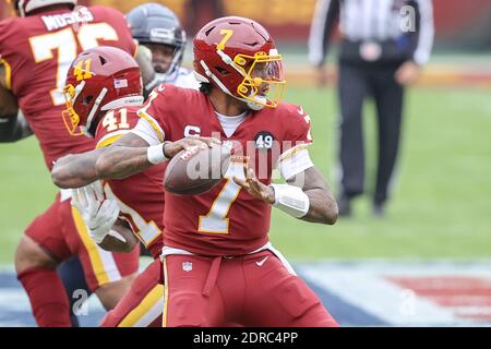 Landover, Maryland, USA. Dezember 2020. Washington Football Team Quarterback Dwayne Haskins (7) bereit, während der NFL Spiel zwischen dem NFL regulären Saison Spiel zwischen den Seattle Seahawks und der Washington Football Team spielte auf FedEx Feld in Landover, Maryland passieren. Fotograf: Cory Royster. Kredit: csm/Alamy Live Nachrichten Stockfoto