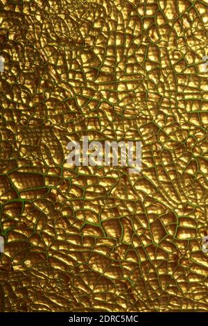 Geknackte goldene Farbe auf Leinwand Nahaufnahme modernen Hintergrund hoch Hochwertiger Druck Stockfoto