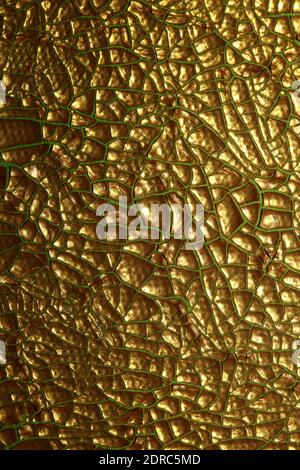 Geknackte goldene Farbe auf Leinwand Nahaufnahme modernen Hintergrund hoch Hochwertiger Druck Stockfoto