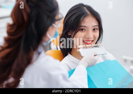 Auswählen der Farbe der Zähne des Patienten Stockfoto