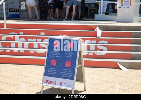 Avalon Beach Sydney, covid 19 Tests für Menschen stand in einer Warteschlange nach Ausbruch des Avalon RSL und Avalon Bowling Club, Sydney, Australien Stockfoto