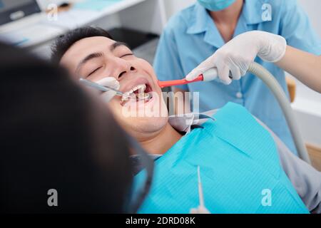 Zahnarzt Überprüfung der Zähne des Patienten Stockfoto