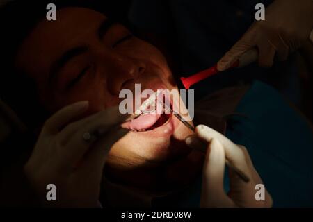 Überprüfung der Vorderzähne des männlichen Patienten Stockfoto