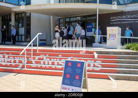 Avalon Beach Sydney, covid 19 Tests für Menschen stand in einer Warteschlange nach Ausbruch des Avalon RSL und Avalon Bowling Club, Sydney, Australien Stockfoto