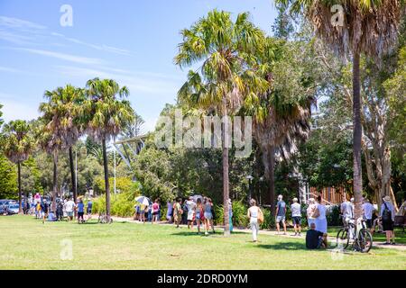 Avalon Beach Sydney, covid 19 Tests für Menschen stand in einer Warteschlange nach Ausbruch des Avalon RSL und Avalon Bowling Club, Sydney, Australien Stockfoto