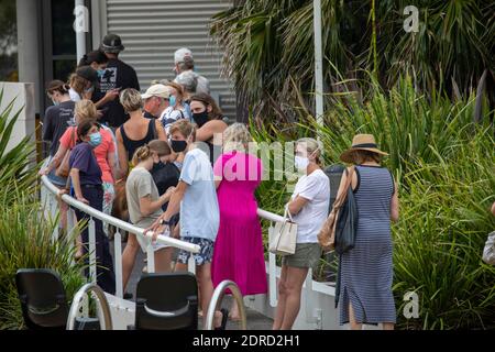 Avalon Beach in Sydney Pandemieausbruch im Dezember 2020 warten Einheimische in Avalon, Sydney, Australien für den Covid 19-Test an Stockfoto