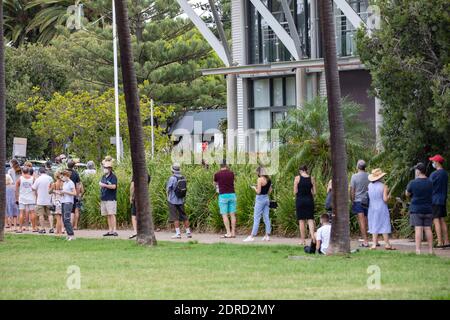 Avalon Beach in Sydney Pandemieausbruch im Dezember 2020 warten Einheimische in Avalon, Sydney, Australien für den Covid 19-Test an Stockfoto