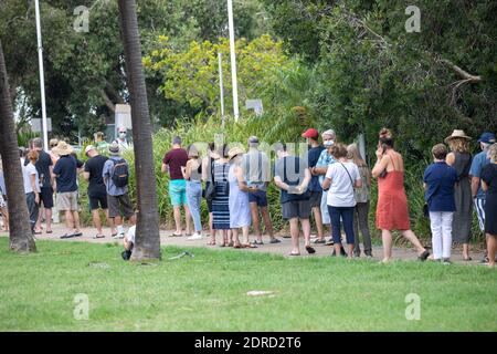 Avalon Beach in Sydney Pandemieausbruch im Dezember 2020 warten Einheimische in Avalon, Sydney, Australien für den Covid 19-Test an Stockfoto