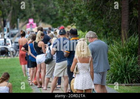 Avalon Beach in Sydney Pandemieausbruch im Dezember 2020 warten Einheimische in Avalon, Sydney, Australien für den Covid 19-Test an Stockfoto