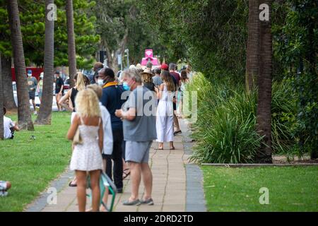 Avalon Beach in Sydney Pandemieausbruch im Dezember 2020 warten Einheimische in Avalon, Sydney, Australien für den Covid 19-Test an Stockfoto