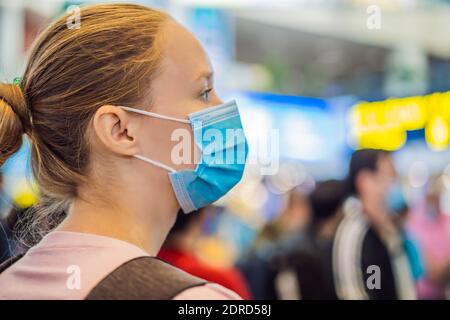 Frau Reisende mit medizinischen Gesichtsmaske zum Schutz der Coronavirus Am Flughafen Stockfoto