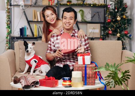 Glückliches Paar mit Weihnachtsgeschenken Stockfoto