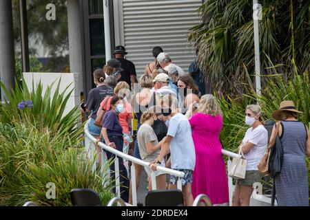 Avalon Beach Anwohner stehen für einen covid 19 Test nach Ein Ausbruch von Avalon RSL und bowlo, Sydney, Australien nördlichen Stränden Lockdown Stockfoto