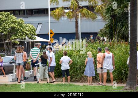 Avalon Beach Anwohner stehen für einen covid 19 Test nach Ein Ausbruch von Avalon RSL und bowlo, Sydney, Australien nördlichen Stränden Lockdown Stockfoto