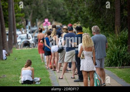 Avalon Beach Anwohner stehen für einen covid 19 Test nach Ein Ausbruch von Avalon RSL und bowlo, Sydney, Australien nördlichen Stränden Lockdown Stockfoto