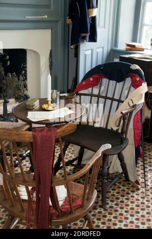 Ein Schreibtisch im Schlafzimmer der Helfer im Hauptquartier von Washington, wo Personaloffiziere wie Alexander Hamilton schliefen, Valley Forge, Penn. Stockfoto