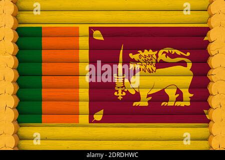 Nationalflagge Sri Lankas auf einem Holzwandhintergrund. Das Konzept des Nationalstolzes und ein Symbol des Landes. Flaggen auf einem Haus gemalt Stockfoto