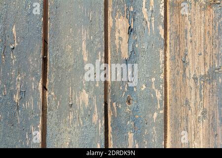 Alter blauer Holzhintergrund mit abblätternder Farbe. Stockfoto