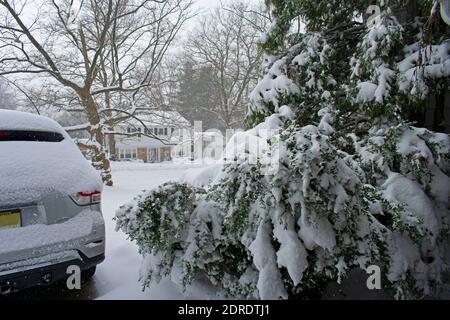 Blick auf Schnee fallen auf der Straße und Autos von der Sicherheit einer Wohngarage in einer Vorstadt -03 Stockfoto