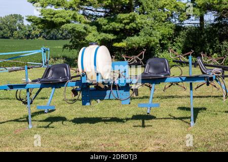 Nahaufnahme abstrakte Ansicht eines Vintage-Traktor angetrieben Front-End-Bean Bar Farm Anbaugerät, mit vier Sitzen. Stockfoto