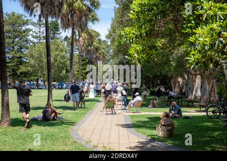 Warteschlange für covid 19-Tests in Avalon Beach nach Ausbruch Bei bowlo und RSL in Avalon, NSW, Australien im Dezember 2020 Stockfoto