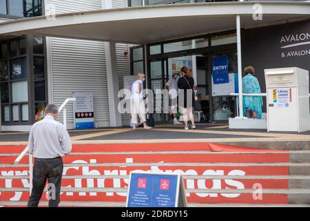 Warteschlange für covid 19-Tests in Avalon Beach nach Ausbruch Bei bowlo und RSL in Avalon, NSW, Australien im Dezember 2020 Stockfoto